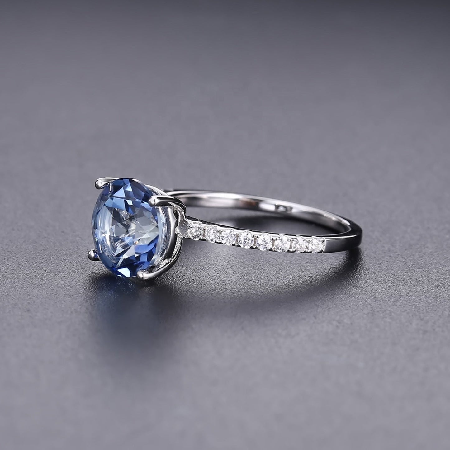 Privé Mystic Quartz Ring - Round Brilliant Cut