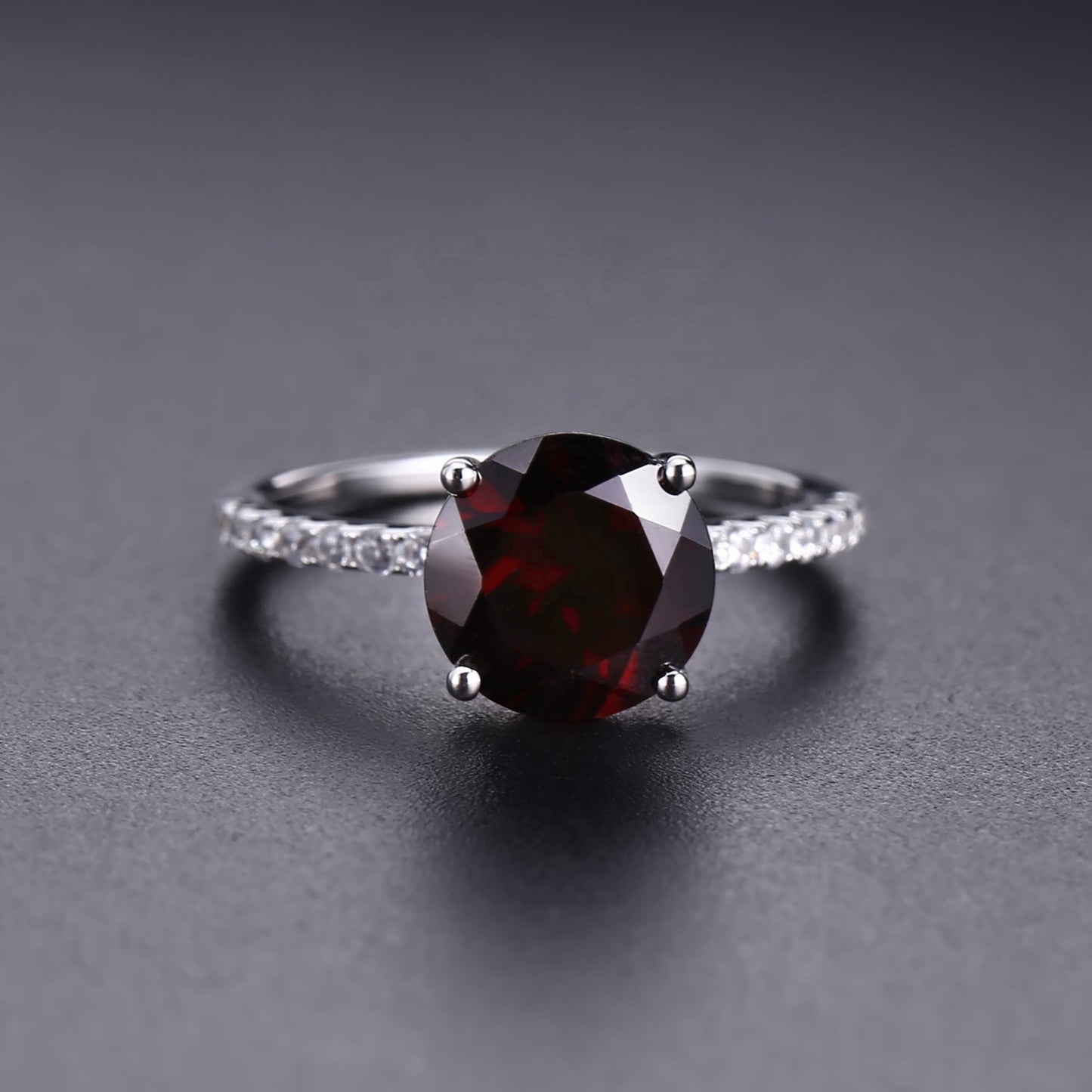 Privé Garnet Ring - Round Brilliant Cut