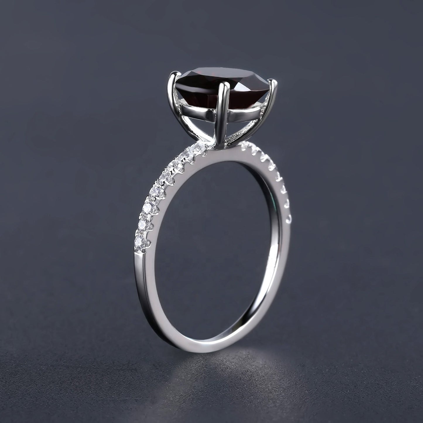 Privé Garnet Ring - Round Brilliant Cut