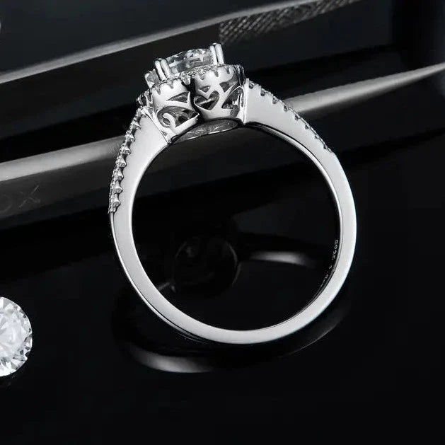 Halo Éternel 1.00ct Moissanite Engagement Ring Set in Sterling Silver
